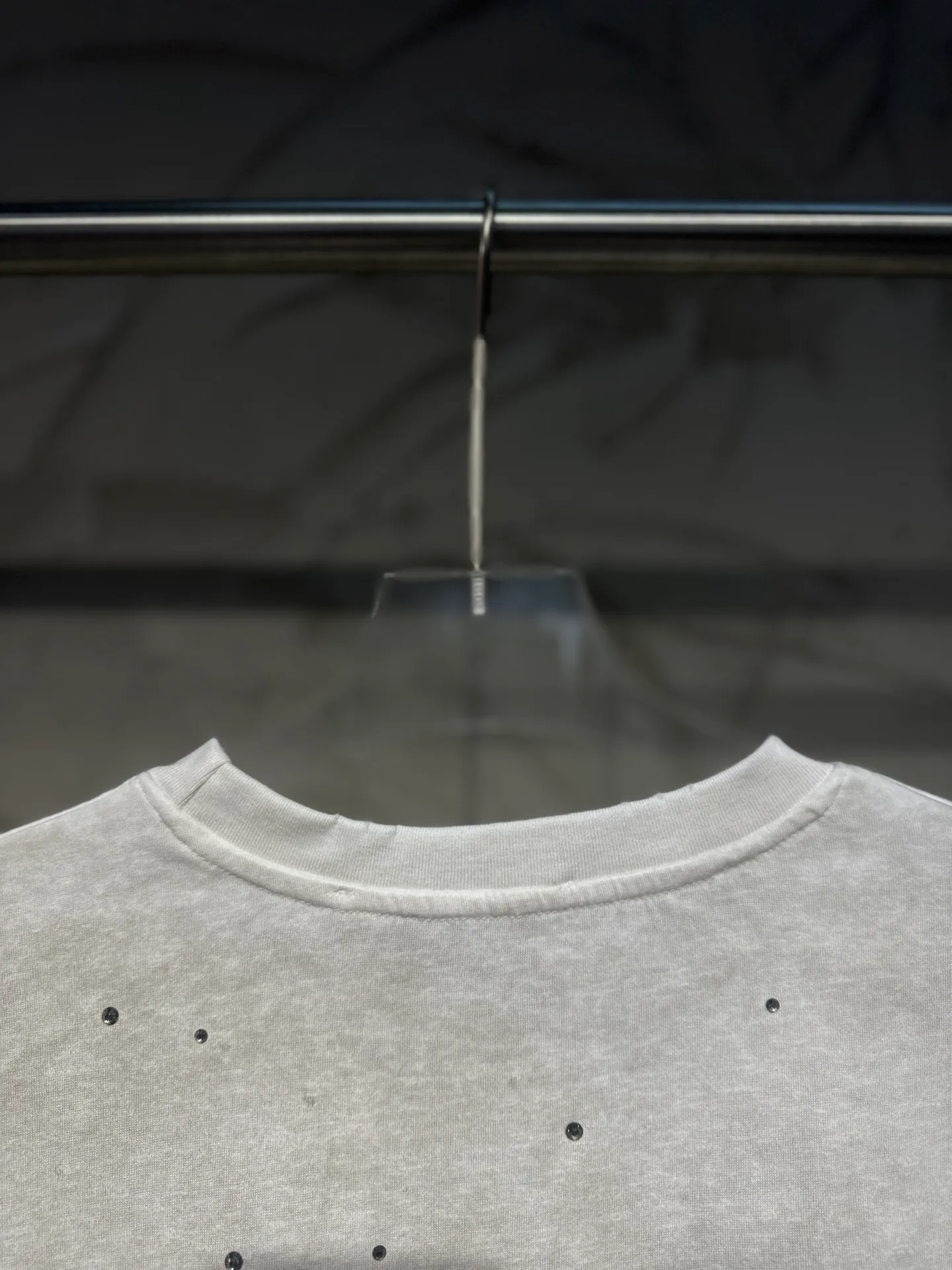 The highest version of Acne Studios long-sleeved Series distressed, dirty and mud-dyed long-sleeved T-shirts. The long-sleeved T-shirts with stir-fried colors and distressed edges are not picky. The snowflake cotton fabric feels soft and smooth and is not easy to wash. The fabric has been processed so it is sturdier than the quality ones in the counter. It can be used as sun protection clothing in summer. The same fabric as the original one is relatively thin. The feel and count are in place. The fried yellowing effect is cool. The printing effect is also in place. Details are online for comparison. 1 color four codes #long sleeve t-shirt # #acne Color: hot diamond white Size: S M LXL